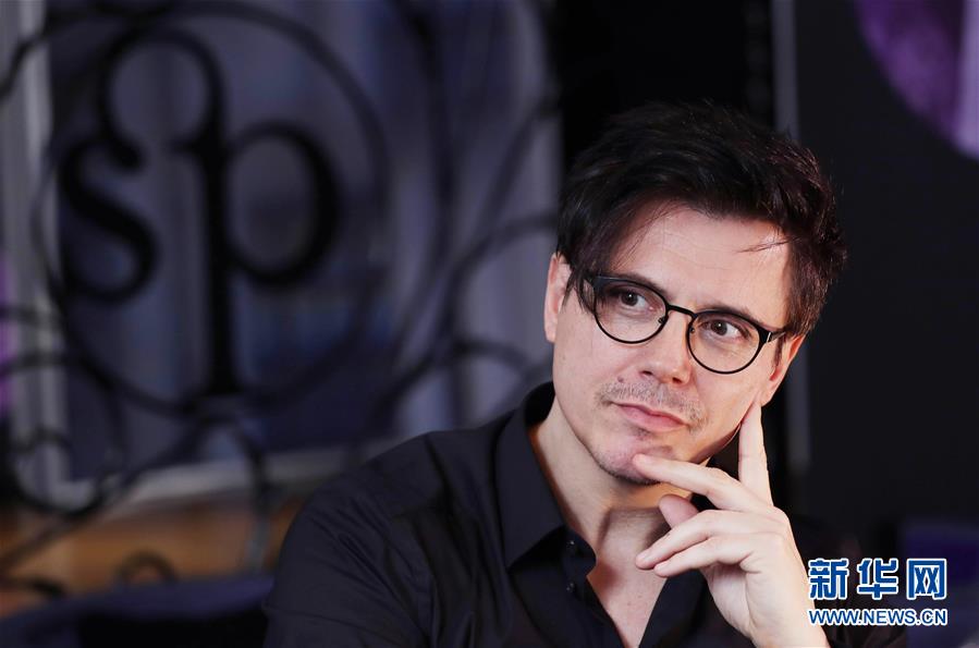 （國際&middot;圖文互動）（3）通訊：手牽手，我們共同驅(qū)散陰霾&mdash;&mdash;法國音樂人創(chuàng)作抗疫歌曲背后的故事