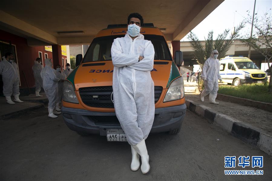 (國(guó)際疫情·圖文互動(dòng))(2)通訊:埃及救護(hù)車?yán)锏?ldquo;逆行者”