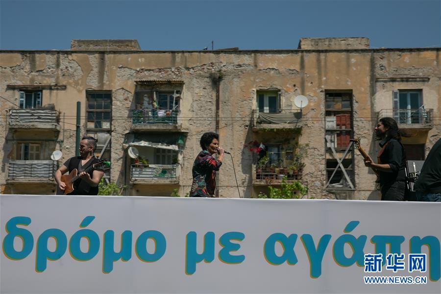 (國(guó)際疫情·圖文互動(dòng))(3)雅典“卡車(chē)音樂(lè)會(huì)”致敬白衣天使