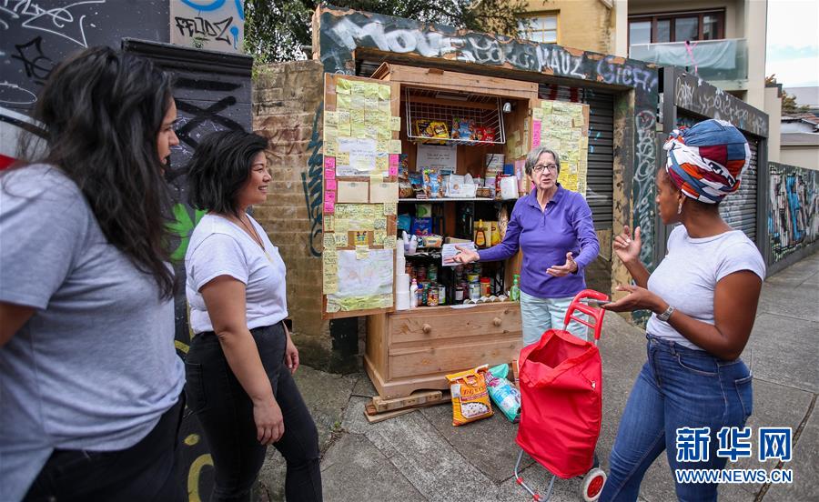 (全球抗疫進(jìn)行時(shí)·圖文互動)(1)疫情下伸出的溫暖援手——澳大利亞悉尼市新鎮(zhèn)社區(qū)自助箱的故事