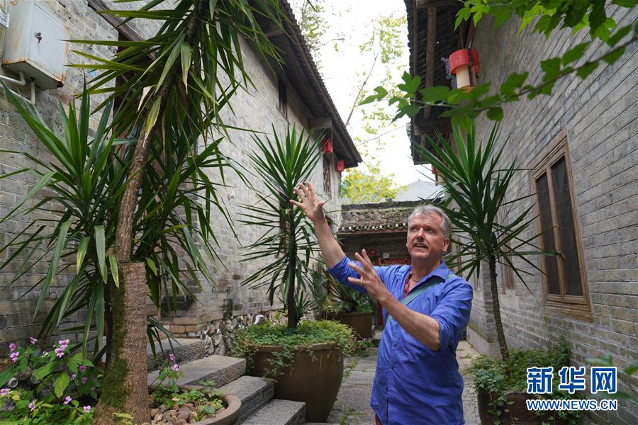 (抗疫中的真善美·圖文互動)(1)南非人伊恩·漢姆林頓:“我在中國農(nóng)村抗疫”