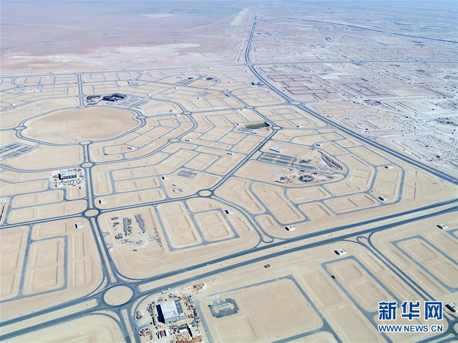 （國際疫情&middot;圖文互動）（5）通訊：防疫、生產兩不誤，沙漠現(xiàn)&ldquo;棋盤&rdquo;&mdash;&mdash;記中企承建科威特住房基建項目