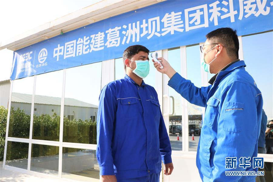 （國際疫情&middot;圖文互動）（6）通訊：防疫、生產兩不誤，沙漠現(xiàn)&ldquo;棋盤&rdquo;&mdash;&mdash;記中企承建科威特住房基建項目