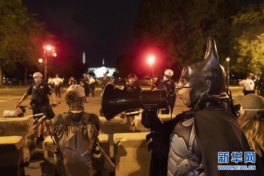 (國際)(4)美國白宮外警察和示威者發(fā)生沖突和對(duì)峙