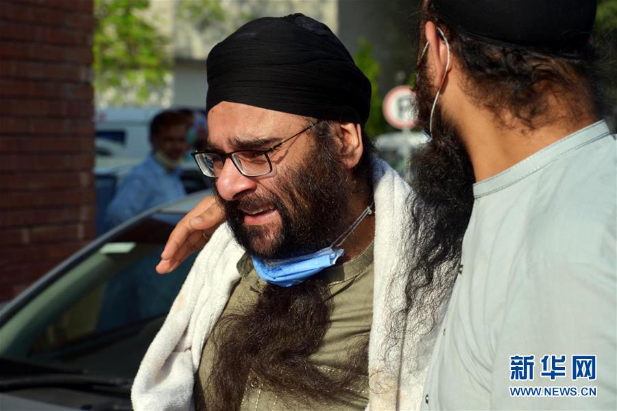 (國(guó)際)(1)巴基斯坦客運(yùn)列車(chē)和巴士相撞事故致19人死亡