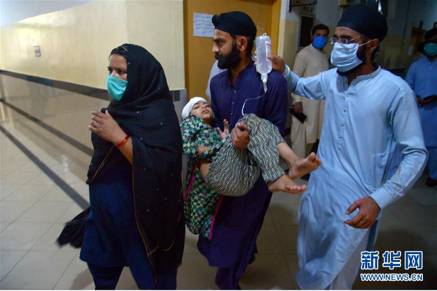 (國(guó)際)(5)巴基斯坦客運(yùn)列車(chē)和巴士相撞事故致19人死亡