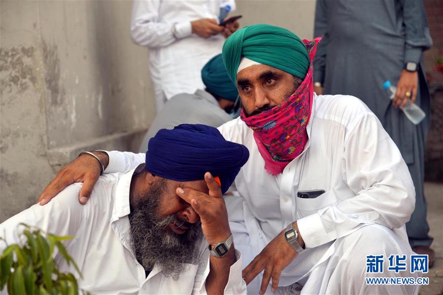 (國(guó)際)(7)巴基斯坦客運(yùn)列車(chē)和巴士相撞事故致19人死亡