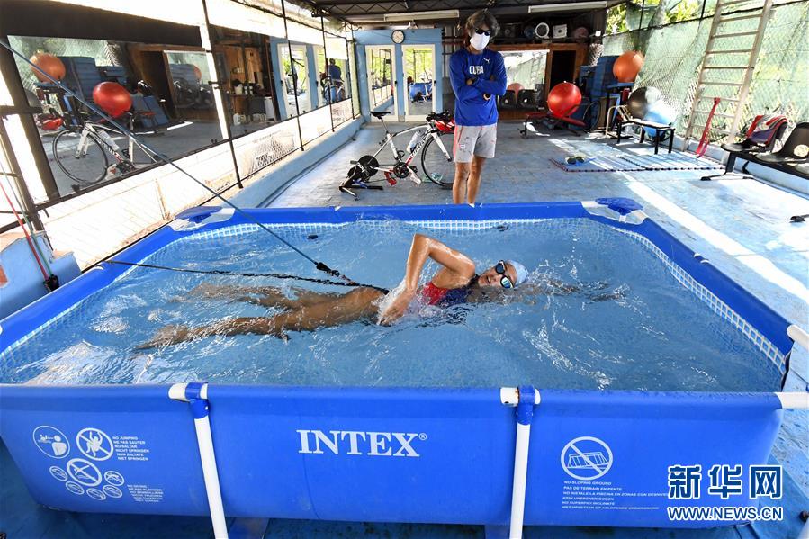 (全球抗疫進(jìn)行時·圖文互動)(4)屋頂上的訓(xùn)練場——古巴鐵人三項運動員疫情下居家訓(xùn)練備戰(zhàn)奧運會