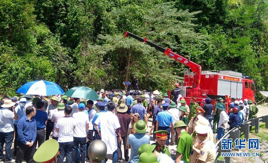 (國(guó)際)(3)越南中部一旅游大巴翻車致13死