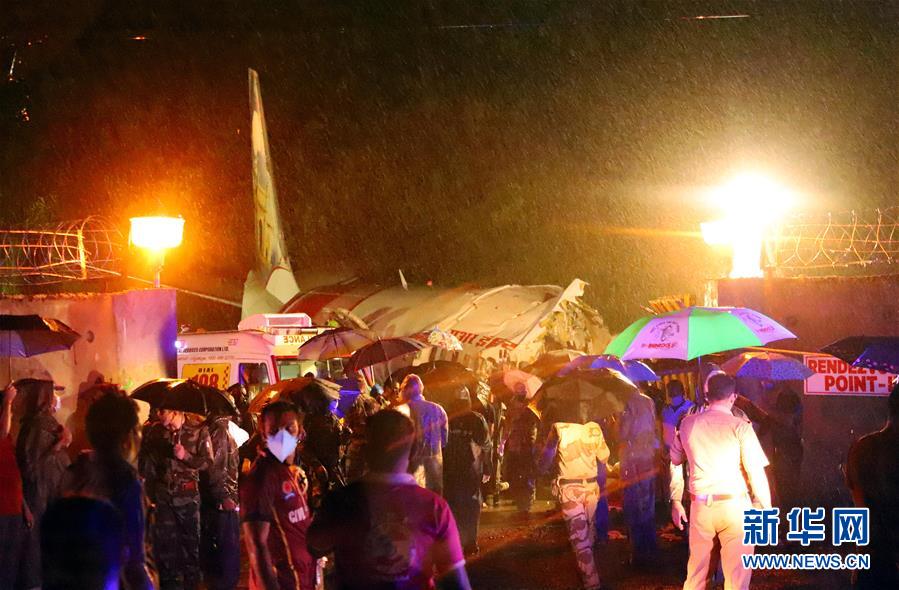 (國際)(2)印度一架客機降落時沖出跑道至少16人死亡