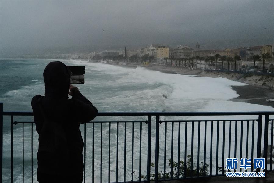 (國(guó)際)(1)法國(guó)東南部地區(qū)遭暴風(fēng)雨襲擊致18人失蹤