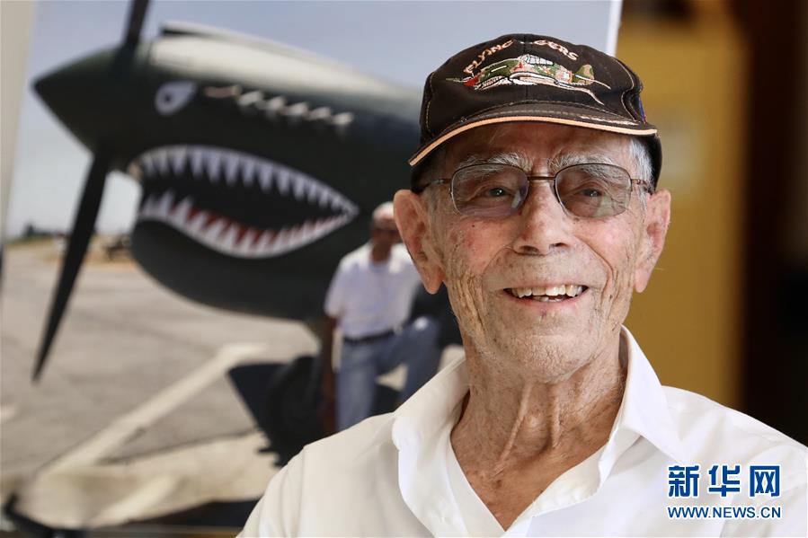(國際·圖文互動(dòng))(2)“飛虎隊(duì)”百歲老兵駕機(jī)重上藍(lán)天