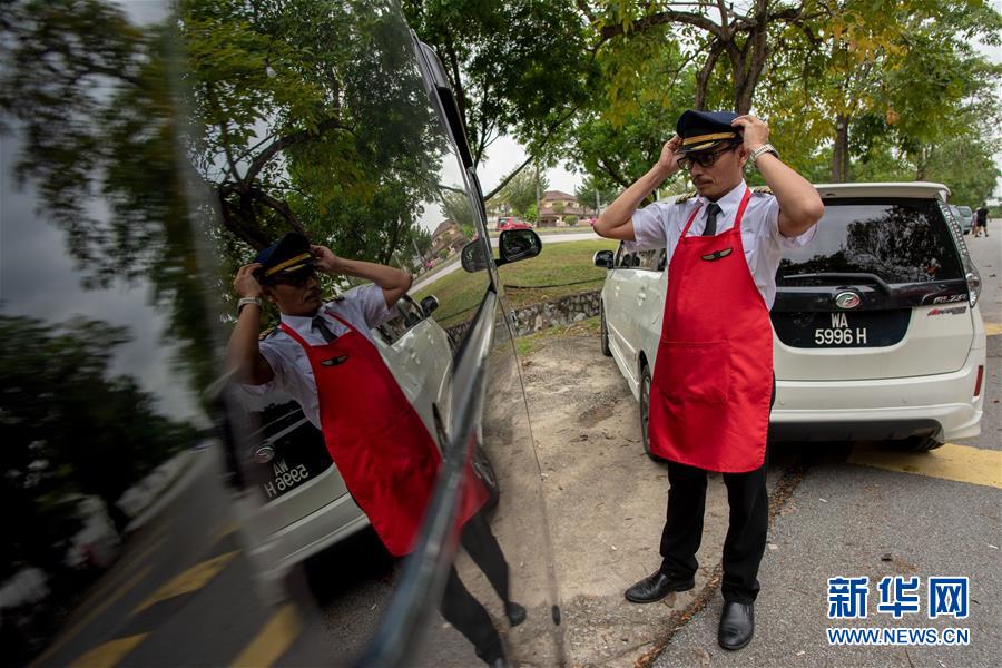 (國(guó)際·圖文互動(dòng))(1)通訊:前方總有機(jī)遇——記馬來西亞一位飛行員疫情下擺攤再就業(yè)