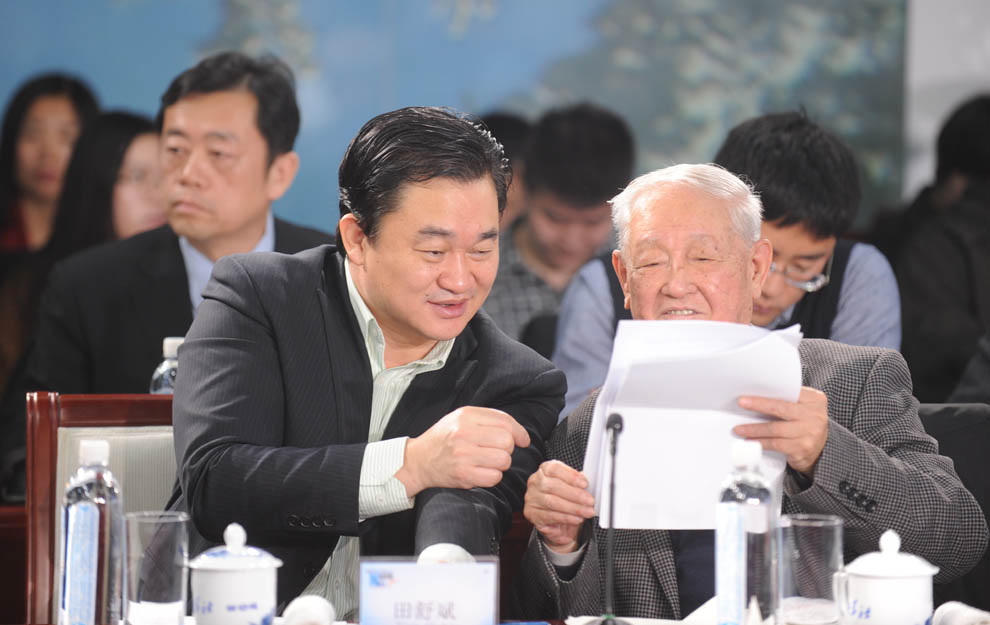 新華網(wǎng)董事長、總裁田舒斌與軍事科學(xué)院原副院長糜振玉在現(xiàn)場(chǎng)交流