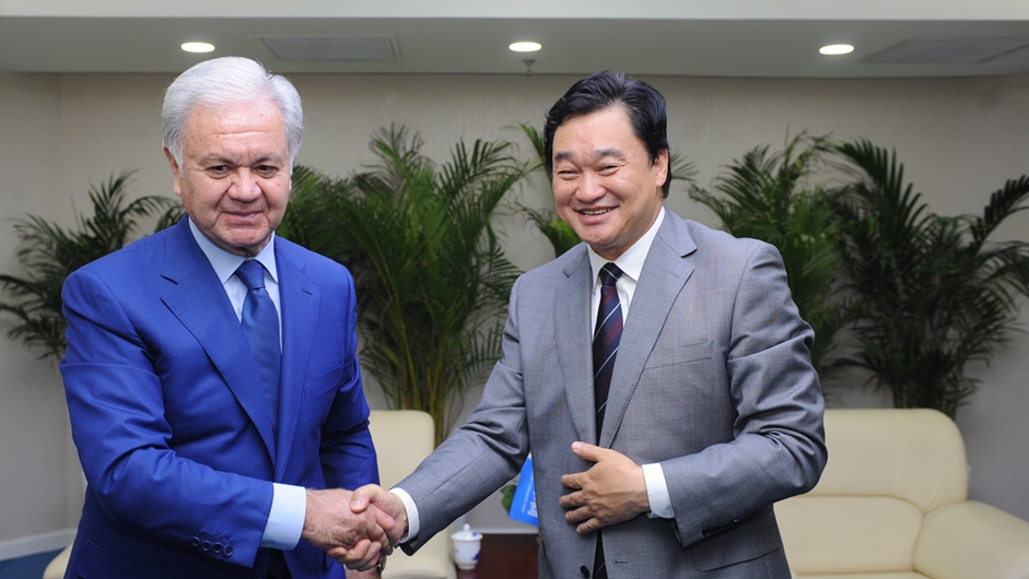 新華網(wǎng)董事長(zhǎng)、總裁田舒斌與上海合作組織秘書長(zhǎng)阿利莫夫親切握手