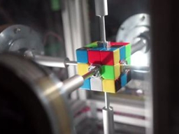 快！機器高手復原魔方 0.38秒破世界紀錄