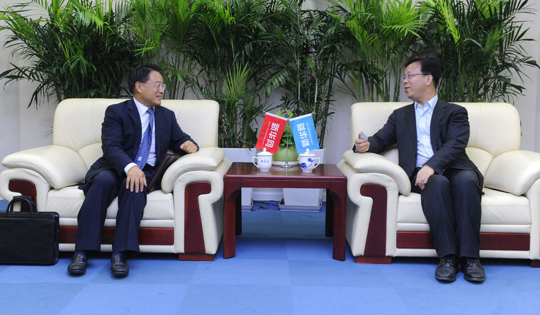 新華網(wǎng)黨委常委、副總編輯劉加文在訪談前會見李勇