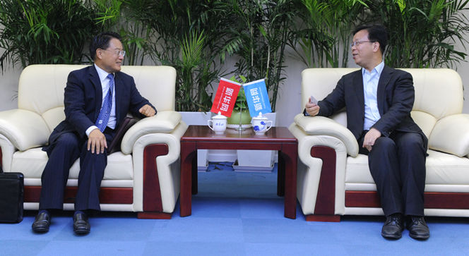 新華網(wǎng)黨委常委、副總編輯劉加文在訪談前會見李勇