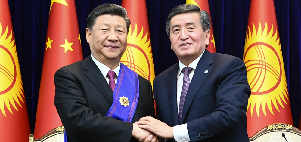 習近平出席儀式 接受吉爾吉斯斯坦總統(tǒng)熱恩別科夫授予&ldquo;瑪納斯&rdquo;一級勛章