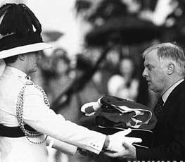 英國插手香港事務(wù) 意欲何為？