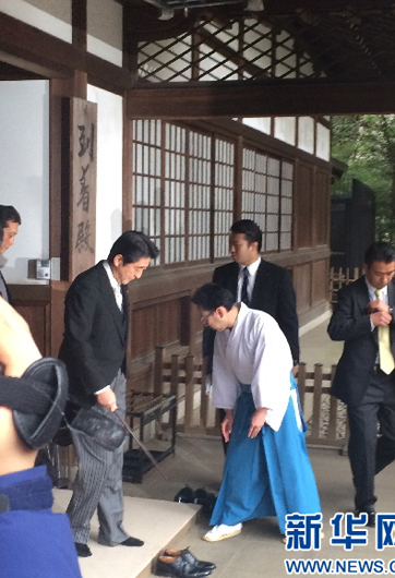 安倍為何不顧?quán)彿磳?，?zhí)意參拜？