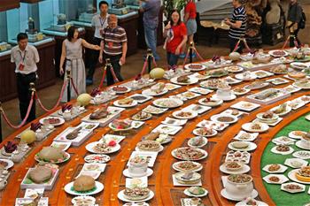 新疆哈密&ldquo;奇石宴&rdquo;引游人